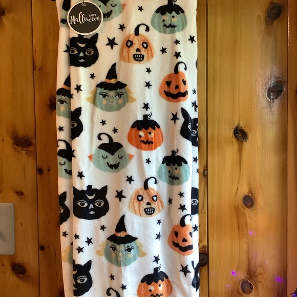 HAPPY HALLOWEEN 50” x 70” Monster Mash Oversized Throw - Picture 4 of 4